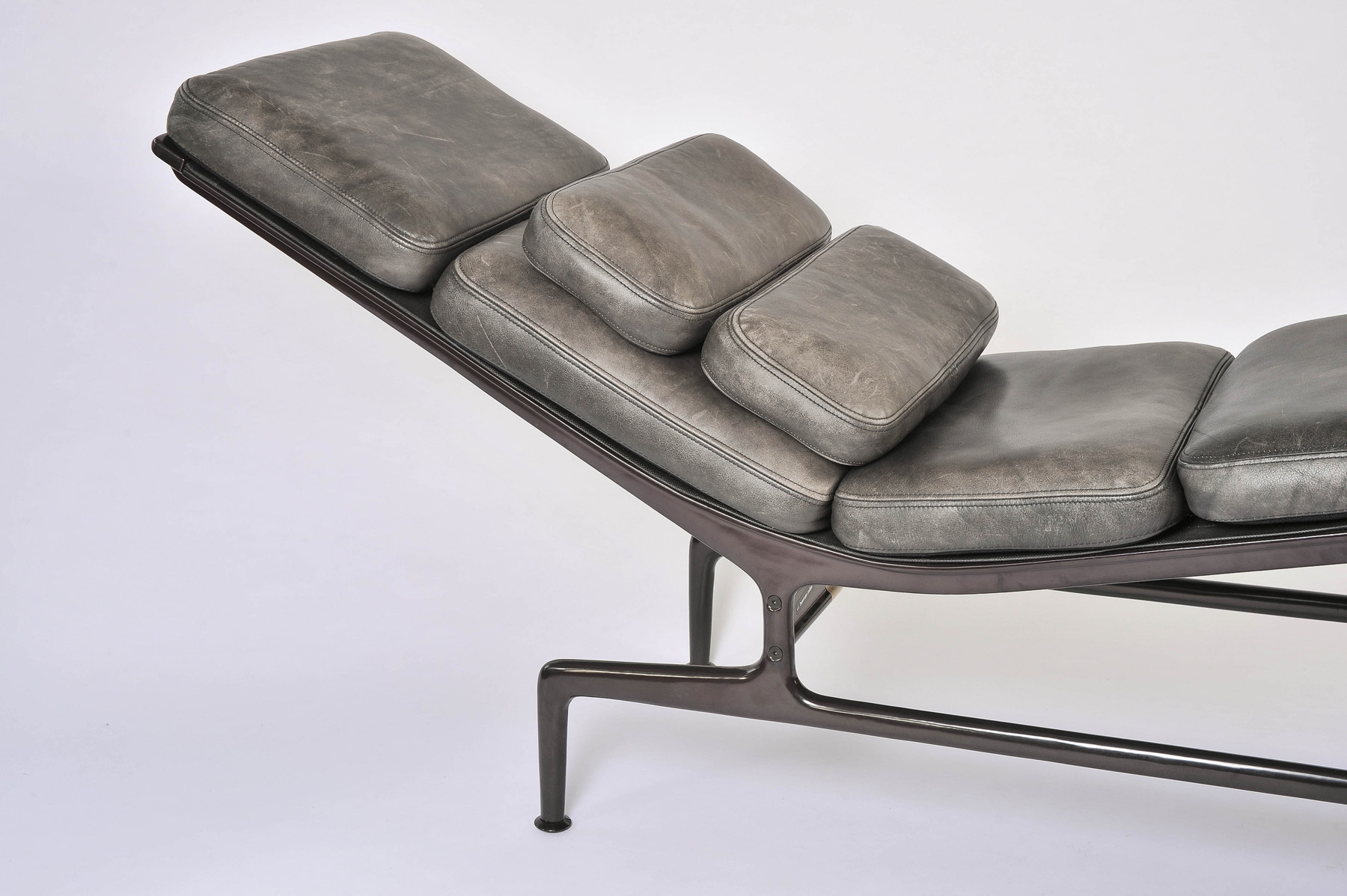 Charles Eames Chaise Longue 07