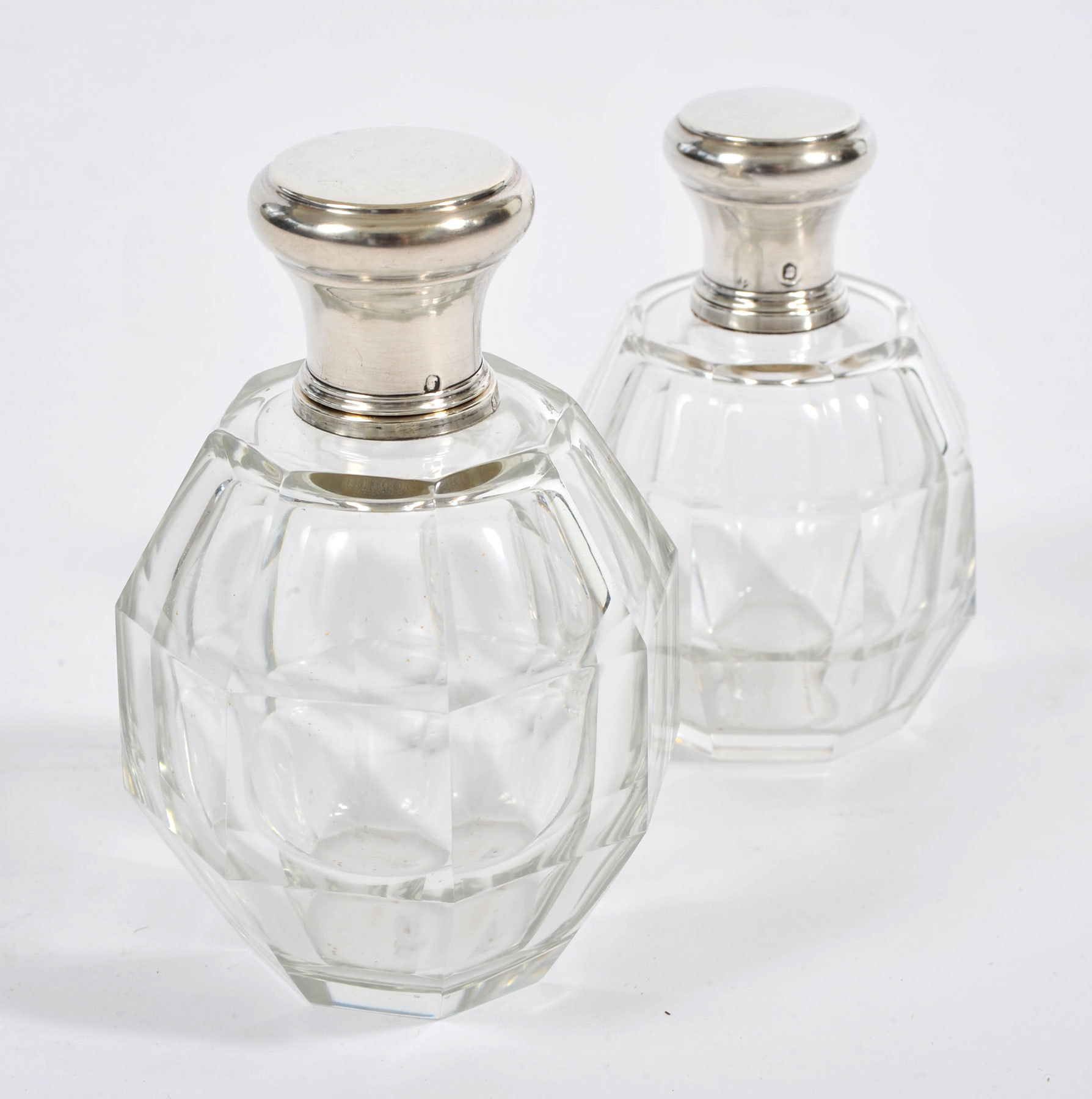 Two Scent Bottles 02 Vw