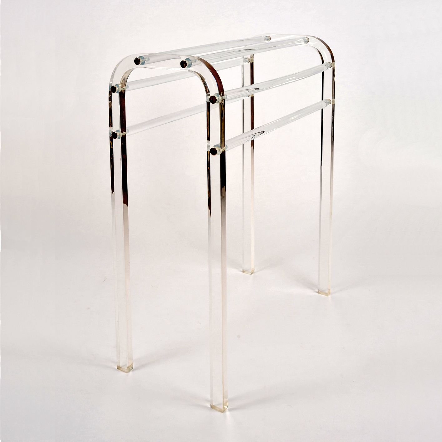 Vw Lucite Towel Rail Detail 01