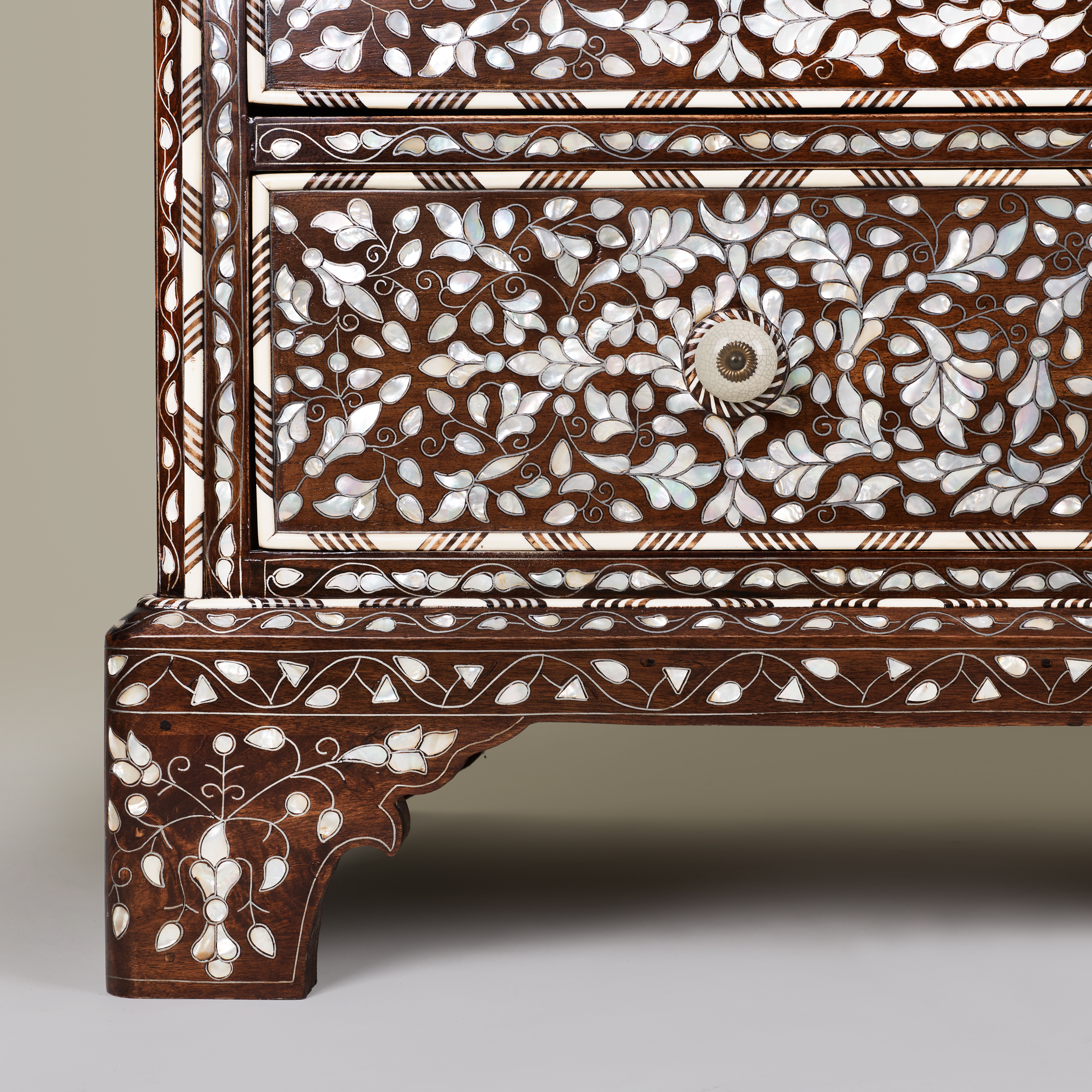 4 Drawer Mother Or Pearl Chest Valerie Wade 25 057 V12